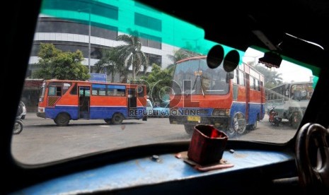   Suasana terminal angkutan umum Manggarai di Jakarta Selatan, Rabu (4/9).   (Republika/Prayogi)