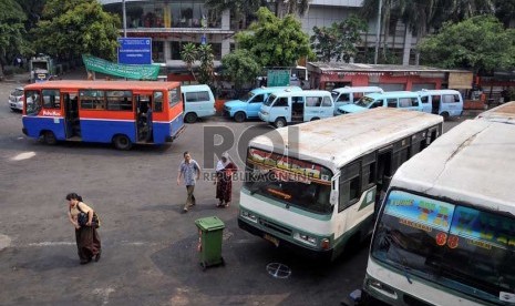   Suasana terminal angkutan umum Manggarai di Jakarta Selatan, Rabu (4/9).   (Republika/Prayogi)