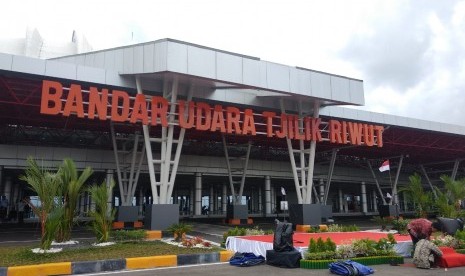 Suasana terminal baru Bandara Tjilik Riwut, Palangkaraya, Kalimatan Tengah yang sore ini diresmikan Presiden Joko Widodo, Senin (8/4). 