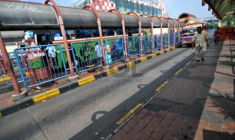  Suasana terminal Blok M, Jakarta, Jumat (1/8), tampak masih sepi. (Republika/Wihdan)