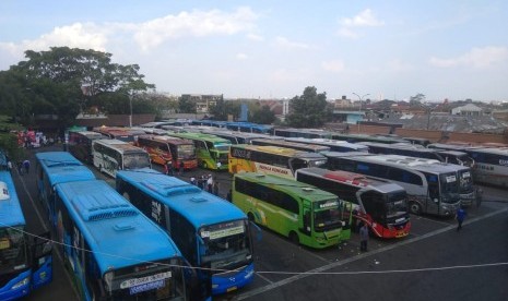 Suasana Terminal Cicaheum yang mulai dipadati aramada bus untuk arus mudik lebaran 1443 H.