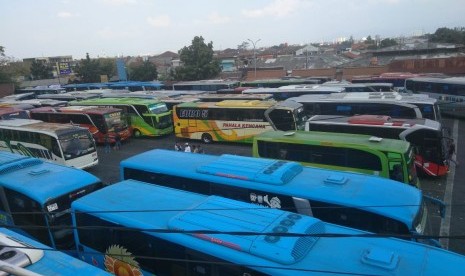 Suasana Terminal Cicaheum, Jalan Ahmad Yani, Bandung, Senin (11/6).