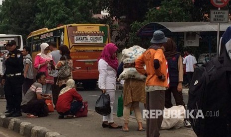 Pemudik menggunakan bus. (ilustrasi)