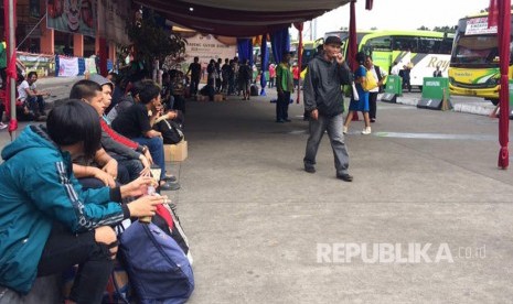 Suasana Terminal Kampung Rambutan H-4 Lebaran, Kamis (22/6) siang, penumpang mulai berebutan saat bus tiba. 