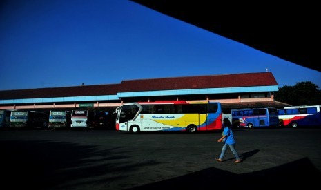 Suasana terminal Kampung Rambutan, Jakarta, Jumat (10/8). Menjelang arus mudik Lebaran, pihak Terminal Bus Antar Kota Antar Provinsi (AKAP) Kampung Rambutan melakukan persiapan demi kenyamanan dan keamanan pemudik. Beberapa persiapan yang dilakukan adalah 