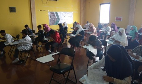 Suasana tes akademik calon siswa SMP Cendekia Baznas .