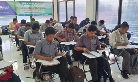 Suasana test TOEFL yang diadakan oleh STMIK Nusa Mandiri program Pascasarjana.