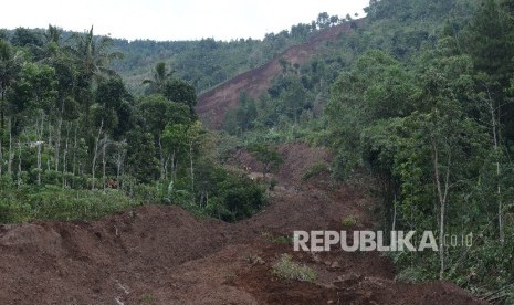 Suasana timbunan longsor di Desa Banaran, Kecamatan Pulung, Ponorogo, Jawa Timur, Senin (3/4).