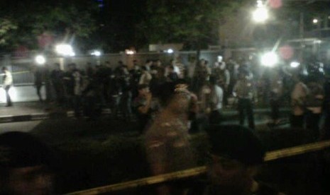 Suasana TKP penembakan polisi Provost Mabes Polri, Bripka Sukardi, Selasa (10/9) malam. Sukardi tewas usai ditembak tiga kali di bagian dada dan perut oleh orang tak dikenal di Jalan HR Rasuna Said, Jakarta Selatan, tepatnya di depan Gedung KPK.