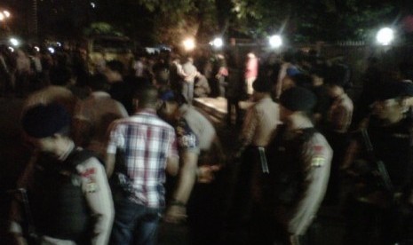 Suasana TKP penembakan polisi Provost Mabes Polri, Bripka Sukardi, Selasa (10/9) malam. Sukardi tewas usai ditembak tiga kali di bagian dada dan perut oleh orang tak dikenal di Jalan HR Rasuna Said, Jakarta Selatan, tepatnya di depan Gedung KPK.