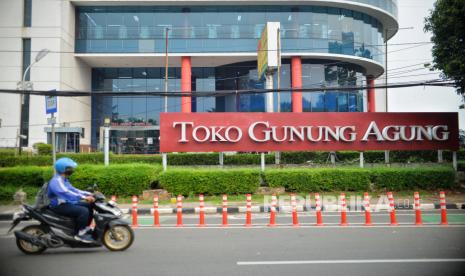 Suasana Toko Buku Gunung Agung, Jakarta, Senin (22/5/2023). Toko Agung merupakan salah satu perintis toko buku dan alat tulis di Indonesia yang sudah berdiri sejak tahun 1953. Akibat dari kerugian operasional yang berdampak pada perusahaan,  PT GA Tiga Belas atau Toko Buku Gunung Agung berencana akan menutup semua tokonya pada akhir tahun ini. Saat ini Toko Buku Agung tersisa hanya lima toko yang tersebar di beberapa daerah seperti Surabaya, Gresik, Magelang, Bogor, Bekasi dan Jakarta.