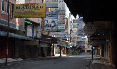 Suasana toko kawasan perdagangan Pasar Ikan Lama Medan, Sumatera Utara, Ahad (29/3/2020). Sebagian pemilik toko di pasar yang juga disebut Medan Pajak Ikan, memilih tutup usahanya sementara waktu untuk mencegah penyebaran wabah virus COVID-19.