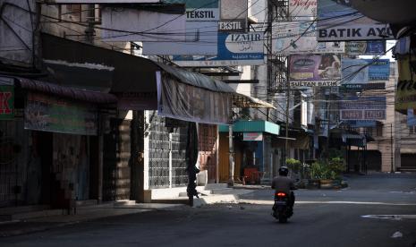 Suasana toko kawasan perdagangan Pasar Ikan Lama Medan, Sumatera Utara, saat PSBB berlangsung terlihat lengang. (ilustrasi)