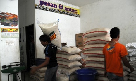  Suasana toko pedagang agen beras di Jalan KH. Usman Kukusan Beji, Depok, Jawa Barat, Jumat (20/2).  (foto : MgROL_34)