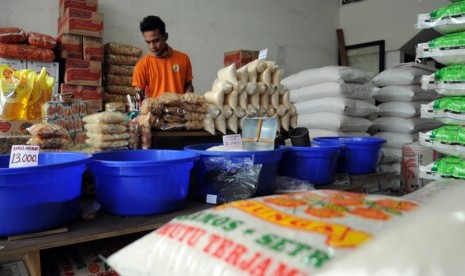  Suasana toko pedagang agen beras di Jalan KH. Usman Kukusan Beji, Depok, Jawa Barat, Jumat (20/2).  (foto : MgROL_34)