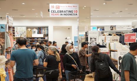 Suasana toko UNIQLO One District at Puri, Tangerang.