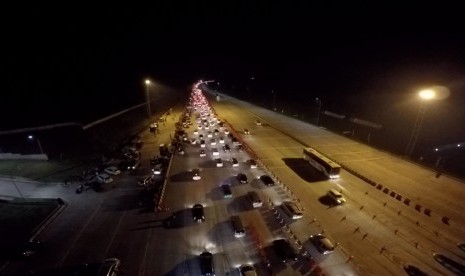 Suasana tol Cikopo-Palimanan (Cipali) mulai ramai saat malam hari. Dari pantauan udara Republika TV Sabtu (9/7) malam, memasuki kilometer 84 sudah terjadi kemacetan.