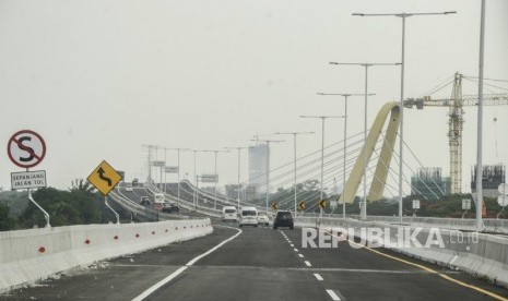 Menteri PUPR memastikan Jalan Tol Layang Jakarta – Cikampek siap diresmikan.