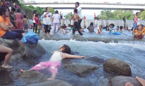 Suasana tradisi mandi balimau yang dilakukan warga Kota Padang, Sumatra Barat untuk menyambut datangnya bulan Ramadhan. Warga percaya, mandi balimau merupakan tradisi untuk mensucikan diri. Warga Padang biasanya melakukan mandi balimau di sungai Batang Kur