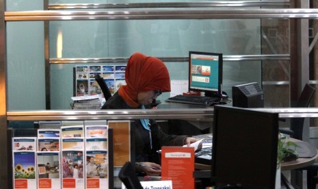 Suasana transaksi keuangan di Banking Hall, Bank BNI, Jakarta, Senin (7/7). 