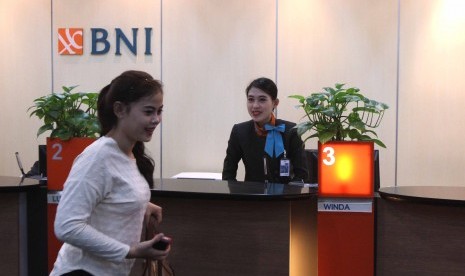 Suasana transaksi keuangan di Banking Hall, Bank BNI, Jakarta. ilustrasi