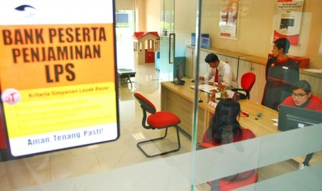 Suasana transaksi perbankan di Bank Sinar Mas cabang pembantu di The Breez,Serpong, Tangerang, Banten, Kamis (10/1/2019). 