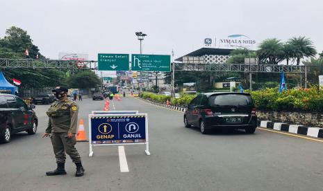 Suasana uji coba ganjil-genap kendaraan bermotor kawasan Puncak, tepatnya di Simpang Gadog, Ciawi, Kabupaten Bogor, Ahad (12/9).