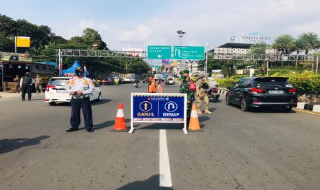 Suasana uji coba ganjil-genap kendaraan bermotor menuju kawasan Puncak di checkpoint Simpang Gadog, Kabupaten Bogor, Jumat (3/9)