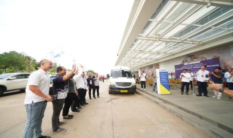  Suasana uji coba layanan Damri rute Stasiun Kereta Cepat Halim-Bandara Soekarno-Hatta di Stasiun Kereta Cepat Halim, Jakarta Timur, Kamis (16/11/2023).