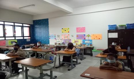 Suasana uji coba pembelajaran tatap muka (PTM) di SDN Palmerah 03 Pagi, Jakarta Barat, Rabu (7/4). Pada hari pertama kegiatan tersebut diikuti oleh para siswa kelas 5 dengan menerapkan protokol kesehatan secara ketat. 