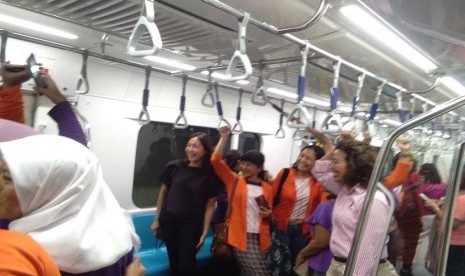 Suasana uji coba pengoperasian Moda Raya Terpadu di Stasiun Bundaran HI, Selasa (12/3)