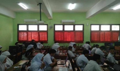 Suasana Ujian Nasional Berbasis Komputer hari pertama di SMA 88 Jakarta, Senin (10/4). 