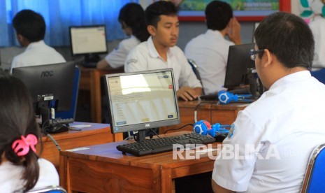 Suasana Ujian Nasional Berbasis Komputer (UNBK) hari pertama di SMAN 20, di Jl Citarum, Kota Bandung, Senin (4/4). 