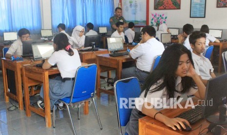 Suasana Ujian Nasional Berbasis Komputer (UNBK) hari pertama di SMAN 20, di Jl Citarum, Kota Bandung, Senin (4/4). 