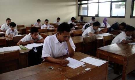 Suasana Ujian Nasional Paket B di SMAN 22 Jakarta Timur, Selasa (6/5).