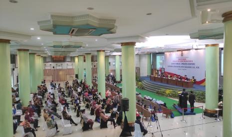 Suasana ujian terbuka dan promosi doktor Rayendra Erwin Moeslimin Singajuru di Aula Prof Dr KH Kahar Muzakkir Universitas Islam Indonesia (UII) Yogyakarta, Jumat (7/1). 