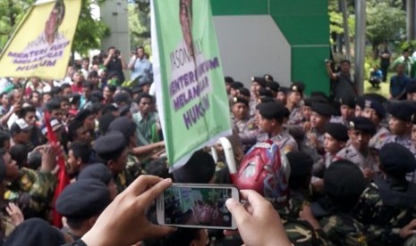 Suasana unjuk rasa kader dan simpatisan PPP di depan kantor kemenkumham, Jakarta