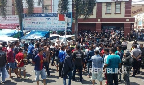 [ilustrasi] Suasana unjuk rasa ratusan sopir angkot dan becak di Kota Tasikmalaya, Rabu (26/7). Rute unjuk rasa mereka ke Gedung DPRD Kota Tasikmalaya dan kantor perwakilan salah satu ojek daring di jalan KH Zaenal Mustofa. 