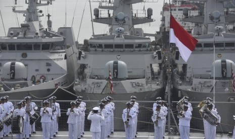 Suasana upacara peringatan Hari Dharma Samudera di atas geladak KRI Makassar-590, Surabaya di Dermaga Koarmatim Ujung Surabaya Jawa Timur, Minggu (15/1).