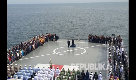 Suasana Upacara peringatan Hari Pahlawan di KRI dr. Soeharso, Perairan Teluk Jakarta, Jumat (10/11).