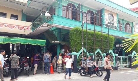  Suasana usai pelaksanaan shalat dzuhur di Masjid Jogokariyan,  Selasa (29/1).