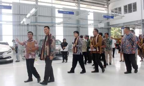 suasana usai peresmian bengkel Suzuki oleh Presiden Direktur PT suzuki Indomobil Sales, Seiji Itayaman (depan kedua dari kiri)