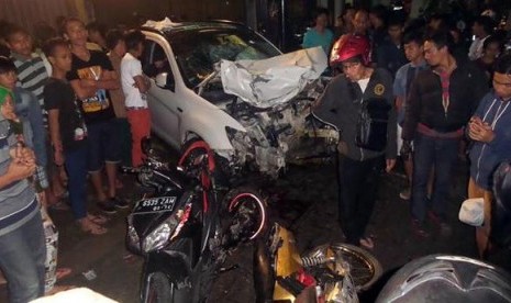 Suasana usai tabrakan di Jalan Pondok Indah, yang menewaskan empat orang.