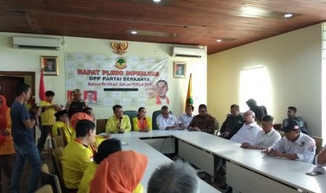 Suasana verifikasi faktual di DPP Partai Berkarya,  Cilandak, Jakarta Selatan, Ahad (1 /1). KPU menyatakan partai bentukan Tommy Soeharto tersebut belum memenuhi syarat verifikasi faktual di tingkat DPP.  