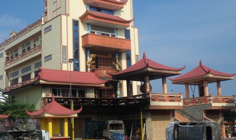 Suasana Vihara Tri Ratna pascakerusuhan yang terjadi di Tanjung Balai, Sumatra Utara, Sabtu (30/7). 