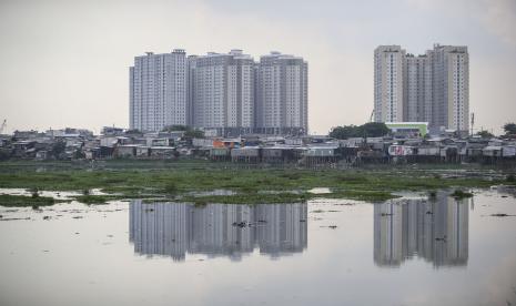 Suasana Waduk Pluit yang dipenuhi rumput liar dan eceng gondok di Jakarta, Rabu (18/5/2022). BMKG mengingatkan agar warga mewaspadai potensi hujan disertai kilat petir serta angin kencang di wilayah Jakarta pada Rabu (8/6/2022). 