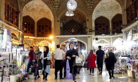 Suasana warga Iran berbelanja di pasar kuno di Teheran, Iran, Ahad (23/6). Depresiasi dan inflasi membuat harga-harga kebutuhan makin mahal.