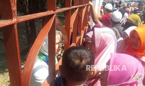 Suasana warga pengantar jamaah haji memadati Jalan Embarkasi Haji Donohudan.Di batasi teralis pagar warga pengantar jamaah haji  bergantian untuk berbincang dengan jamaah haji yang hendak berangkat ke tanah suci