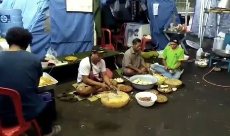 Suasana warga pengungsi Gunung Agung saat mempersiapkan makanan untuk merayakan Galungan