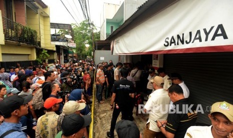 Suasana warga saat melihat lokasi pembunuhan satu keluarga di Jalan Bojong Nangka II, Jatirahayu, Pondok Melati, Bekasi, Jawa Barat, Selasa (13/11).